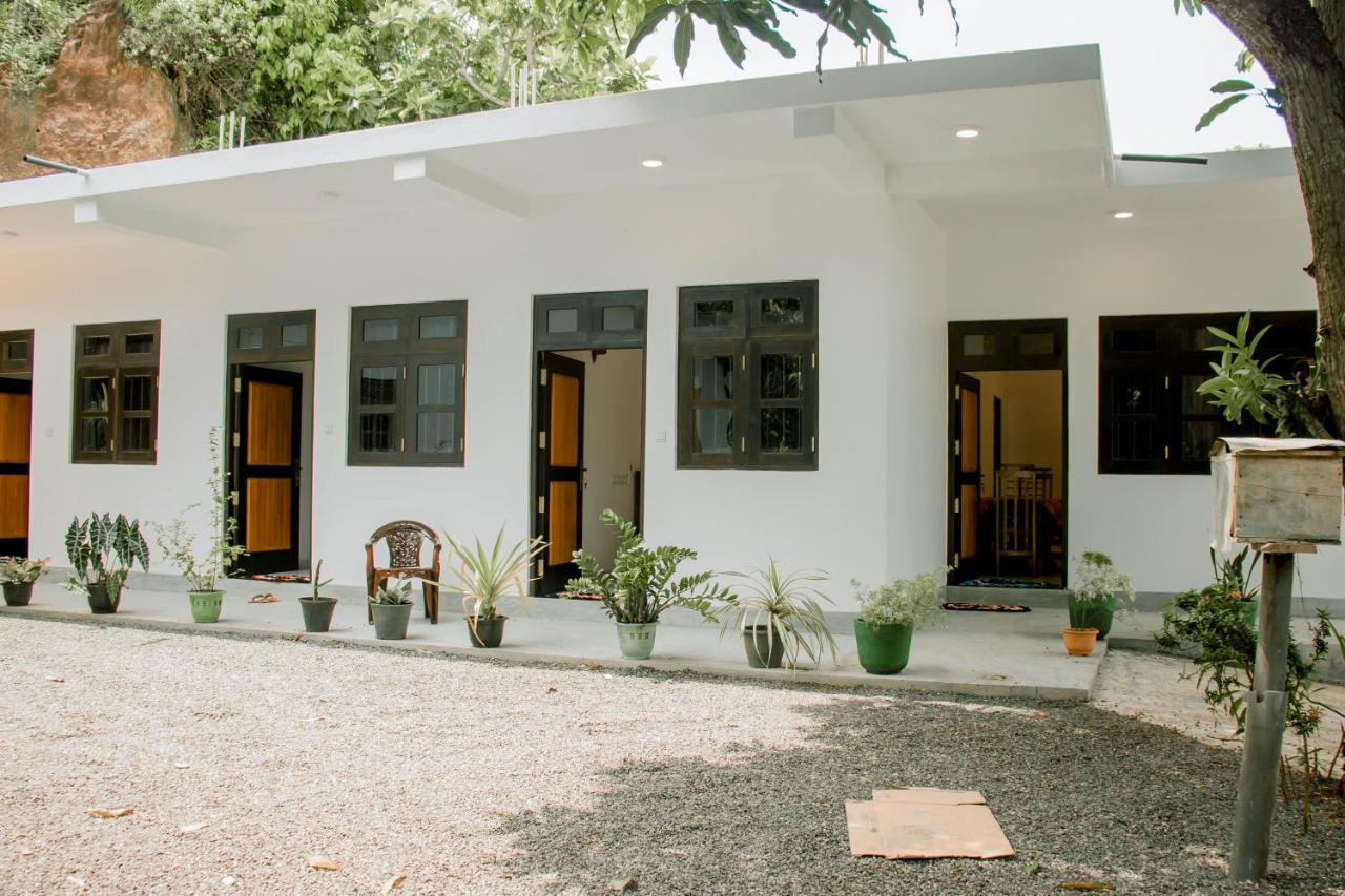 Navodya Guest Mirissa Hotel Exterior foto